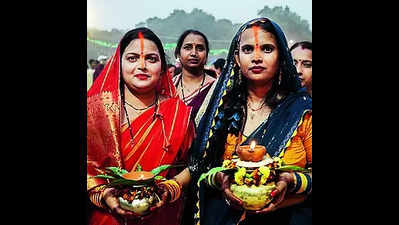 Devotees offer arghya to setting Sun on third day of Chhath puja