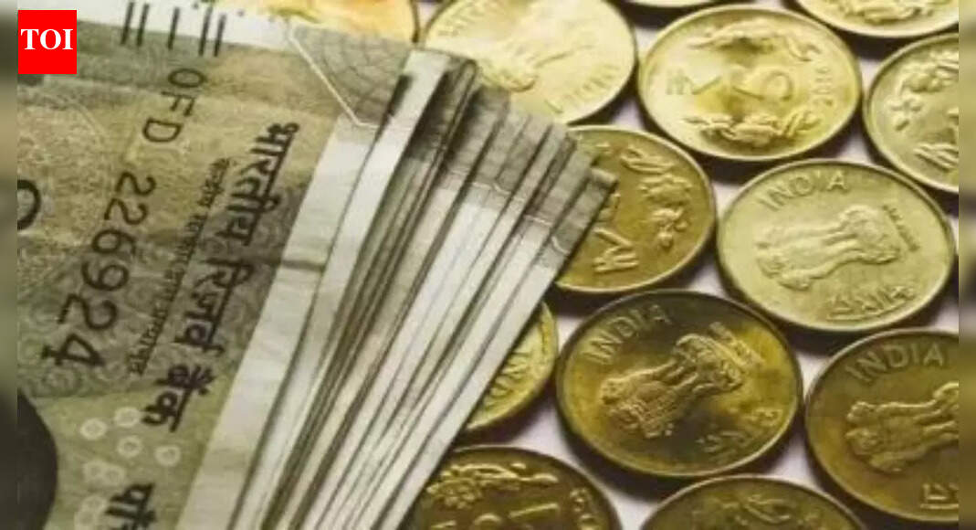 Rupee trades in narrow range against US dollar - The Times of India