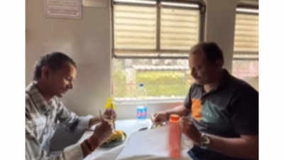 Unbelievable! Mobile restaurant in Mumbai local trains