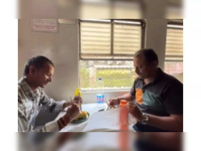 Unbelievable! Mobile restaurant in Mumbai local trains