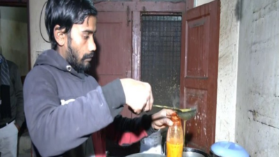 Hot Khichdi being filled in cylindrical bottles for labourers trapped in Silkyara tunnel