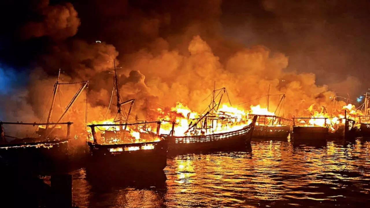 Fierce fire broke out in Visakhapatnam harbor, more than 40 boats burnt to ashes