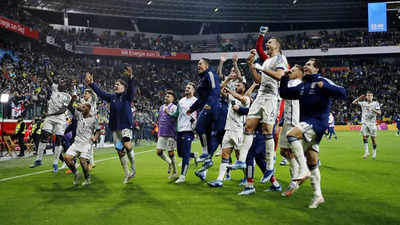 UEFA EURO 2024 Soccer Bosnie-Herzégovine contre la Slovaquie qualification  au championnat d'Europe Bosnie-Herzégovine et Slovaquie avec ballon de  football. 3d Photo Stock - Alamy