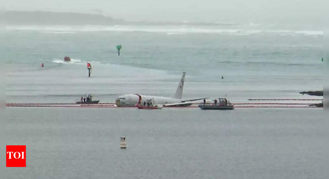 Hawaii US Navy plane lands in water after overshooting runway in