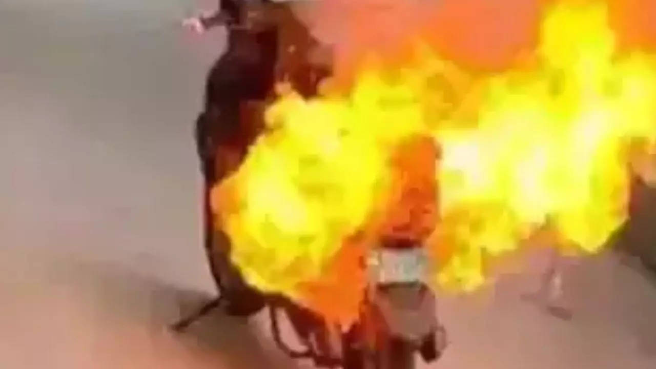 Woman Dies: Woman engulfed by scooter fire dies while onlookers make videos