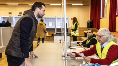 Dutch vote in tight election with far right set for gains