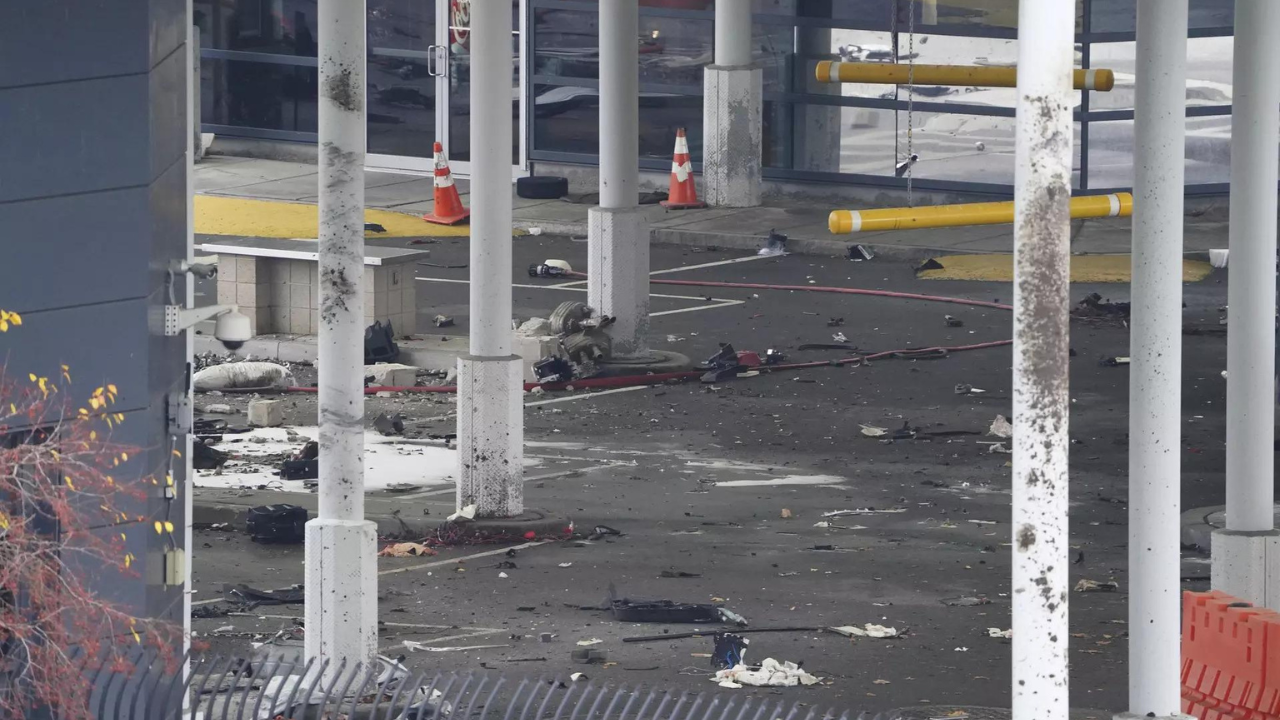 Vehicle explosion closes US-Canada border crossings - Times of India