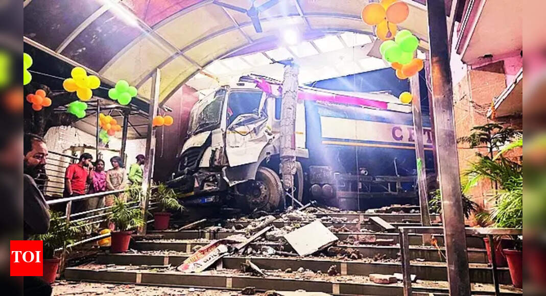 Driver Loses Control: Truck Hits Gate of Kali Mata Temple: Driver Loses Control | Chandigarh News