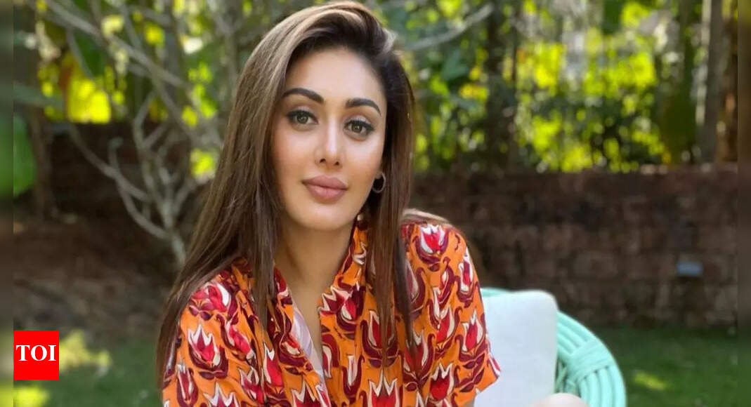 I need to be a better actor to do TV: Shefali Jariwala - Times of India