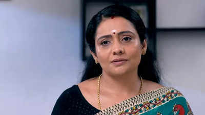 Kudumbavilakku: Sumithra supports Vedhika's decision to divorce Sidharth