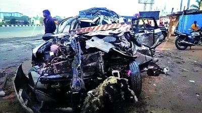3 college kids die as car hits mini truck in Tamil Nadu