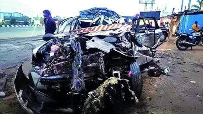 3 college kids die as car hits mini truck in Tamil Nadu | Chennai News ...