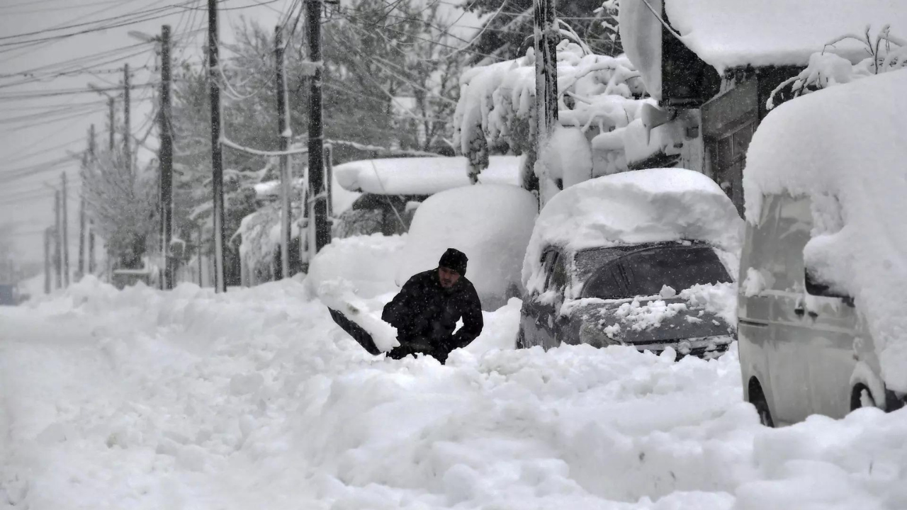 Снеговалеж: Обилен снеговалеж остави един човек загинал и много без ток в Румъния, България и Молдова