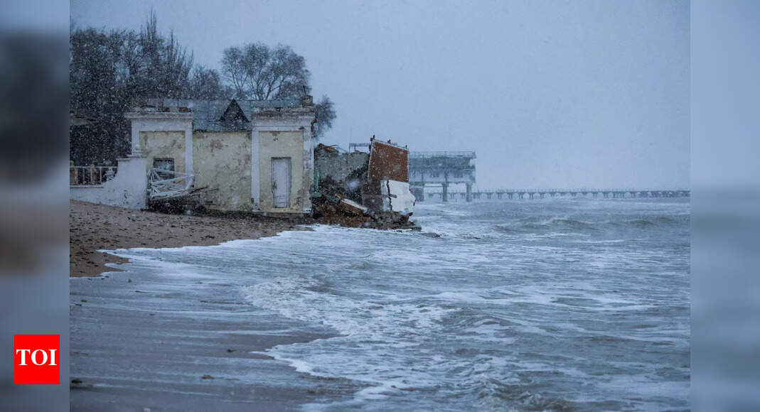 Storm leaves thousands without power in Crimea - Times of India