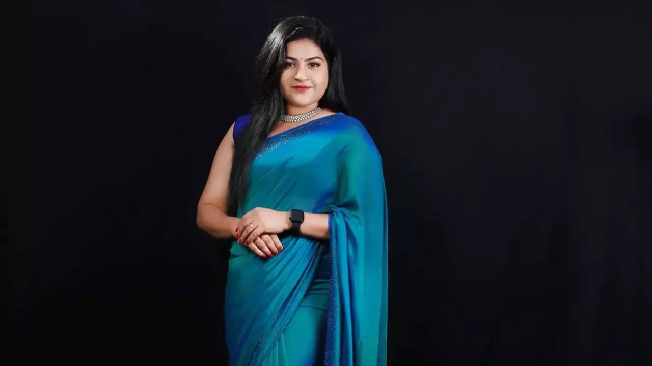 Santhwanam actress Apsara gives a befitting reply to a netizen questioning  her for not using her husband's name as surname - Times of India
