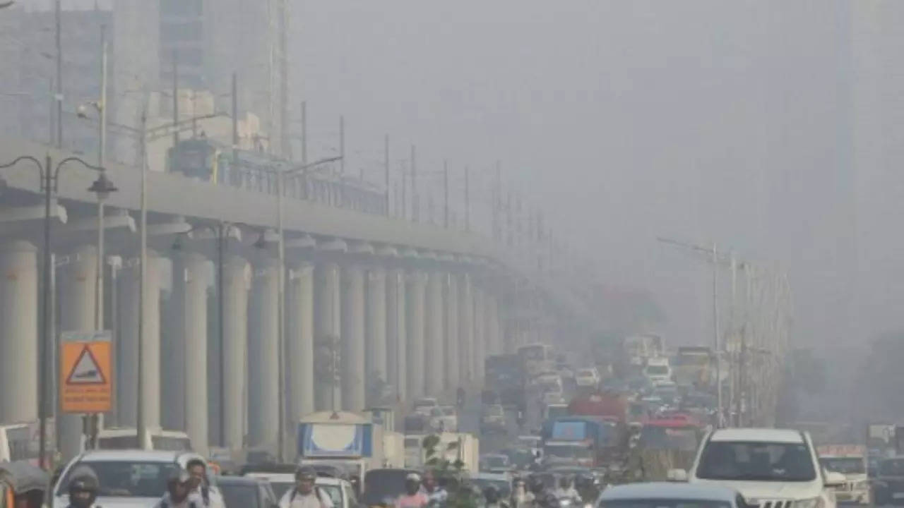 Smog shrouds parts of Mumbai as minimum temperature drops below 20