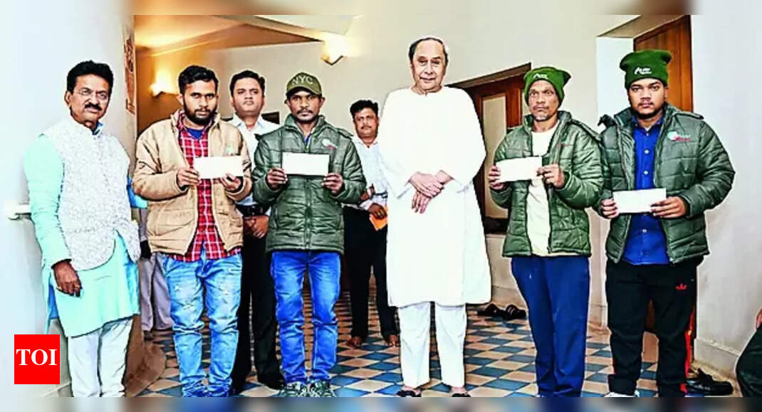 Rescued Workers: Rescued Workers from Odisha Receive Rousing Welcome in ...
