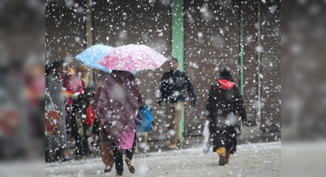 J&K: Snowfall in Sonamarg; night temperature rises across Kashmir,