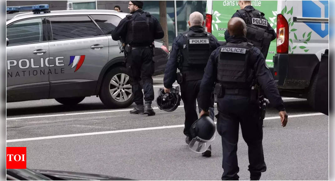 Un mort et un blessé après qu’un agresseur ait attaqué des passants à Paris (ministre)