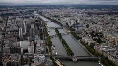 Paris: One Dead, Two Injured After Man Attacks Tourists Near Paris ...