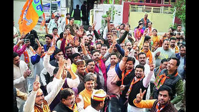 Kashi Leads Celebrations As Supporters Dance To Drumbeats & Burst Crackers