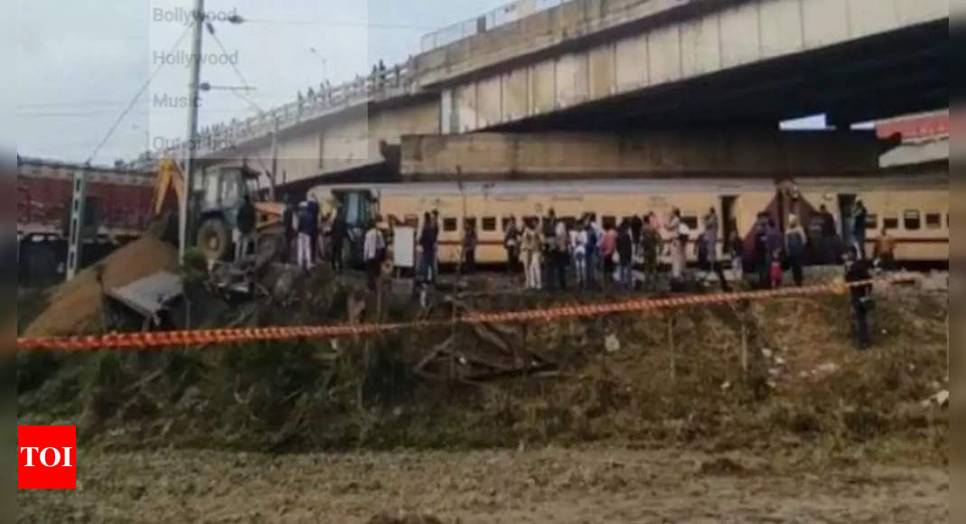 Kolkata Train Accident News: Kolkata-Radhikapur express engine derails ...