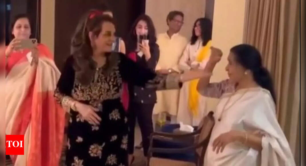 Mumtaz and Asha Bhosle dancing on ‘Koi Sehri Babu’ is the best thing on internet today – WATCH video | Hindi Movie News – Times of India