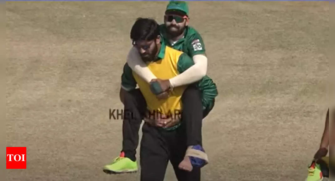 Shadab Khan: Watch: Injured Pakistan all-rounder Shadab Khan’s unusual exit from the field