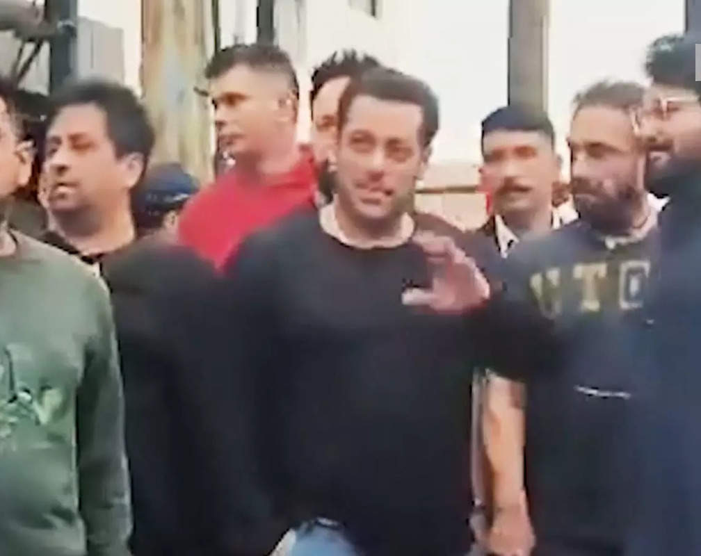 
29th KIFF: Babul Supriyo receives Salman Khan as he arrives in Kolkata

