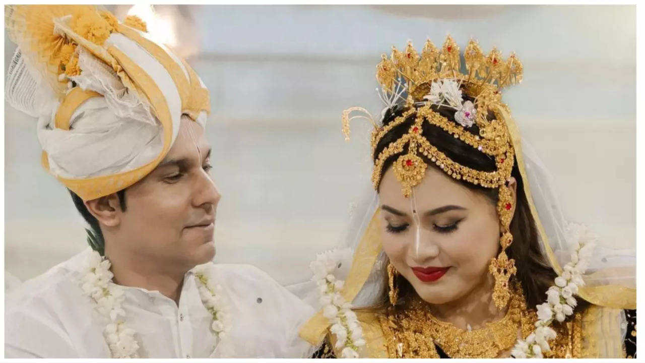 Parbani Men Ethnic Handcrafted Tasar Coloured Wedding Wear Dhuti-Punja –  PARBANI