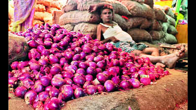Onion farmers protest on Mumbai-Agra Highway over Centre's ban on exports