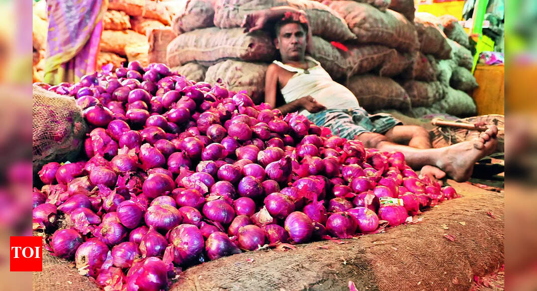 Onion farmers protest on MumbaiAgra Highway over Centre's ban on