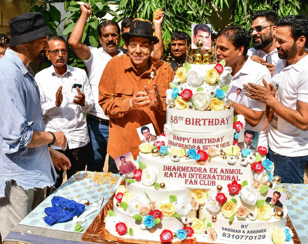 
Dharmendra cuts a cake with fans on his 88th birthday
