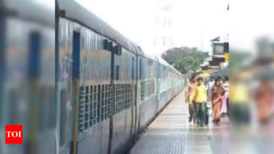 Gang robs 5 train passengers through windows near Daund