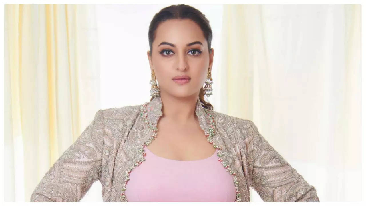 When Sonakshi Sinha Was Bullied in College For Being 'Too Big to Walk The  Ramp' | India.com