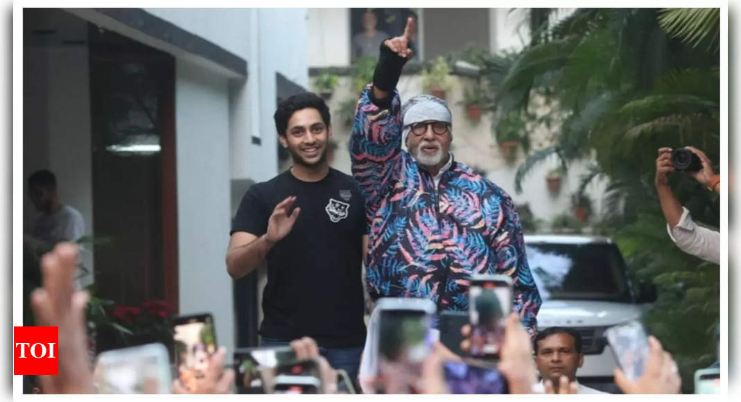 The Archies: Agastya Nanda joins grandfather Amitabh Bachchan for his weekly meet with fans, see pics inside | Hindi Movie News