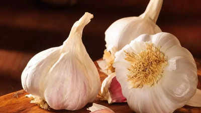 After onion, garlic now gets costlier, prices hit Rs 400/kg