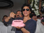 Fans greet SRK on his 46th b'day