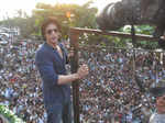 Fans greet SRK on his 46th b'day