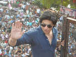 Fans greet SRK on his 46th b'day