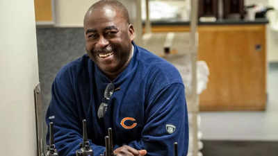 Chicago Bears' Tony Medlin honored with "Give a Hand Out to Give a Hand Up" award