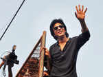 Fans greet SRK on his 46th b'day