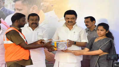 Chennai floods: Stalin honours conservancy workers from other districts