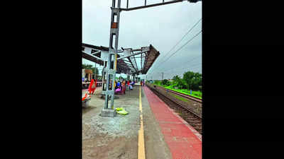 Cyclone blows away roof of Putlur railway station