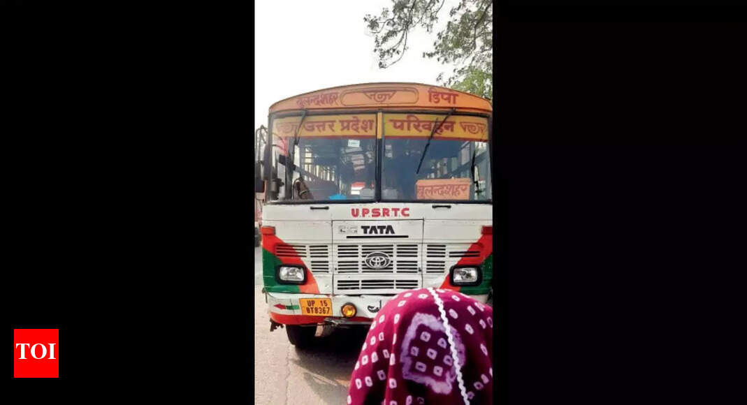 Bus crashes into 5 vehicles after driver falls unconscious, 4 die