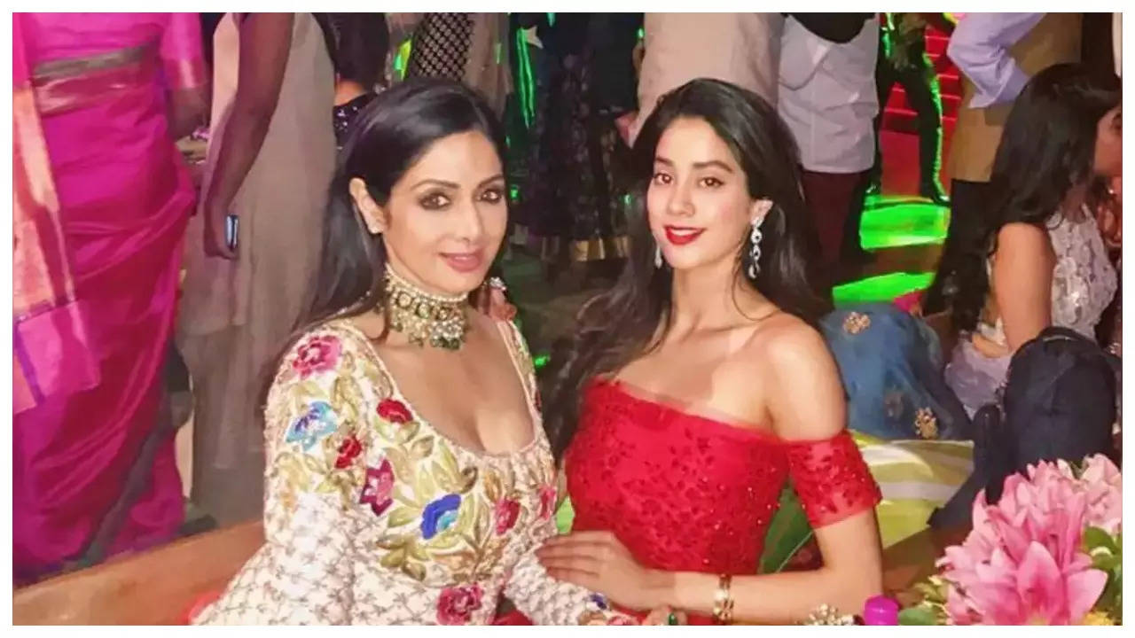 Janhvi Kapoor talks about being compared to Sridevi: I can't run away from  the fact that she is my mother | Hindi Movie News - Times of India