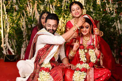Actors Saurav Das and Darshana Banik get married