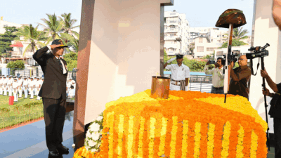 Eastern Naval Command pays homage to 1971 war heroes on Vijay Diwas