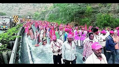 Nandurbar tribal farmers walking to Mum reach Niphad