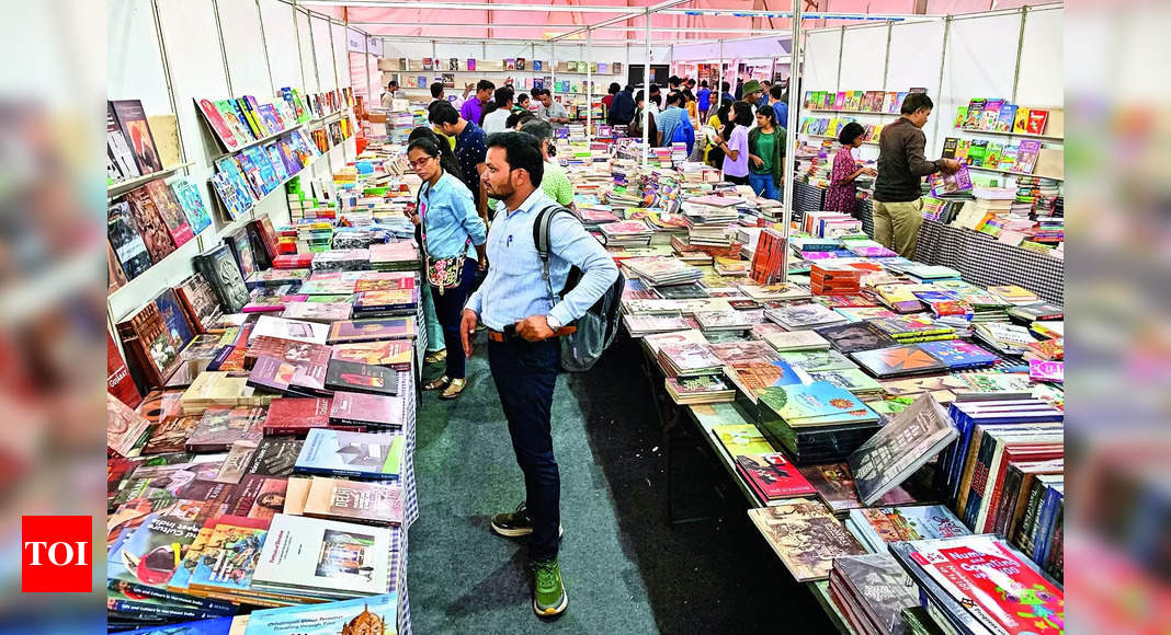 Pune Book Festival Readers’ rush at Fergusson College as book fest